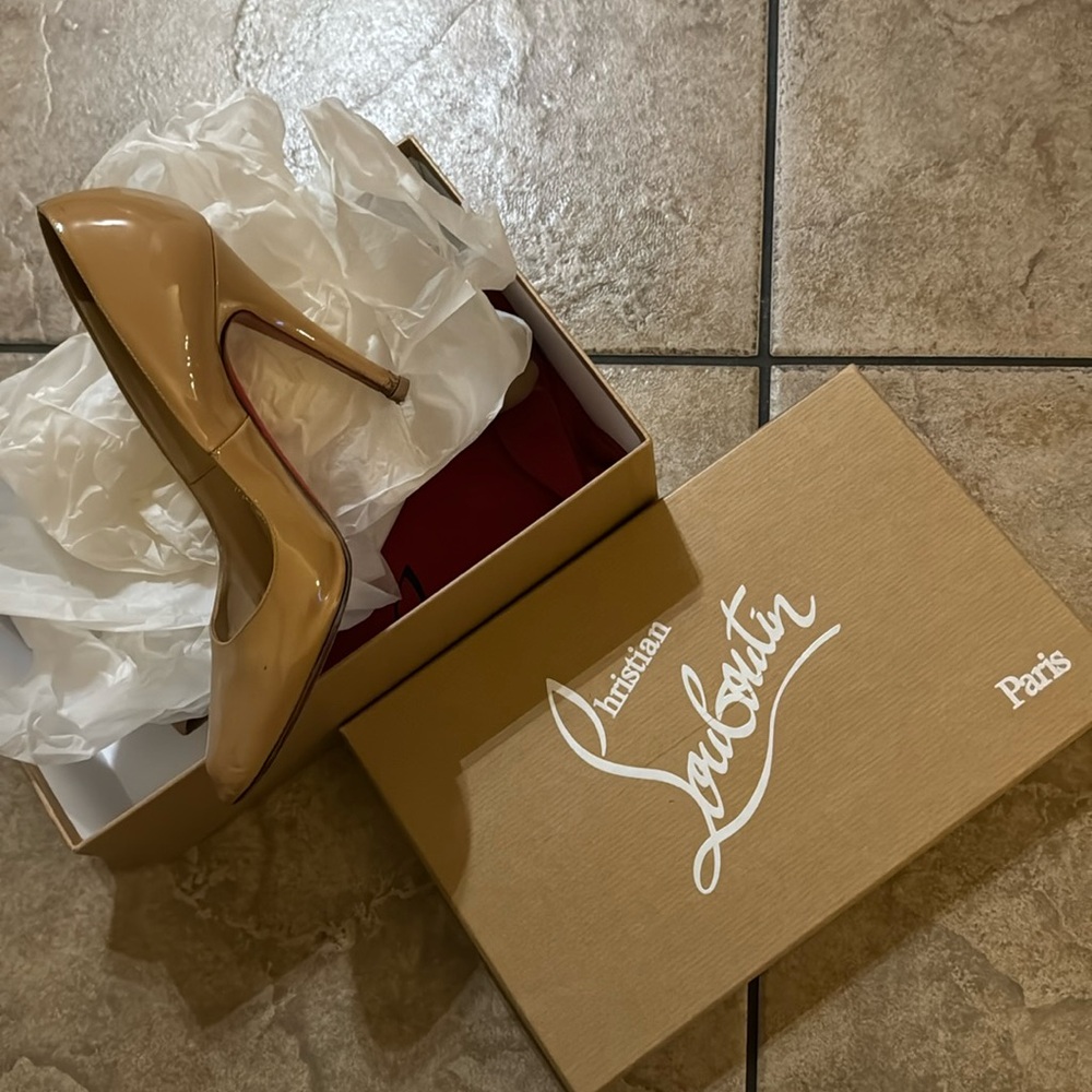 Louboutin tan pumps 36